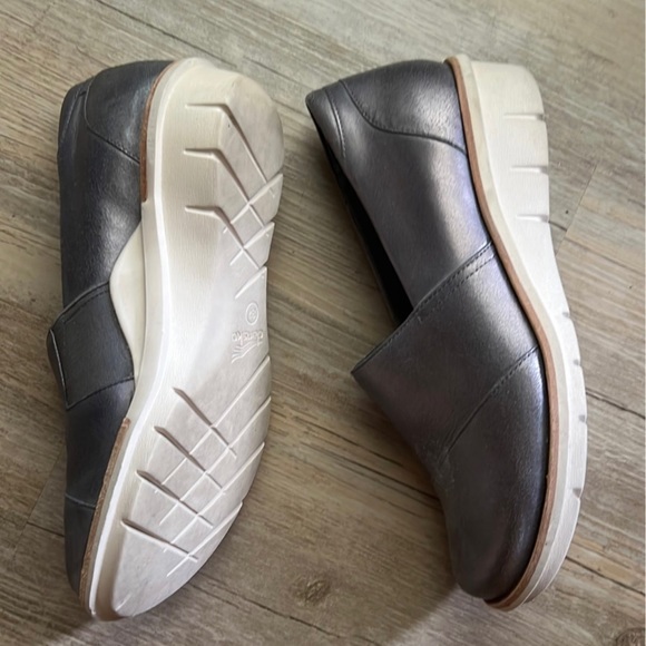 Dansko Julia Metallic Brush Off Womens Size 37 7 Pewter Slip On Clog Shoes - Picture 4 of 5